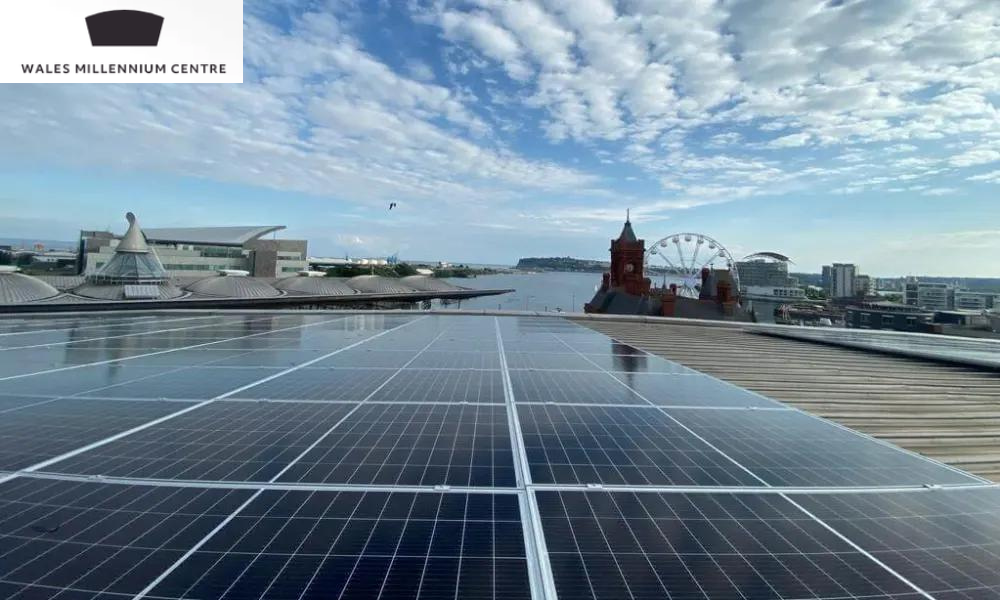 Zonnepanelen op het dak van het Wales Millennium Centre