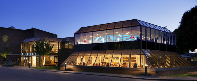 Een beeld van een gebouw bij nacht