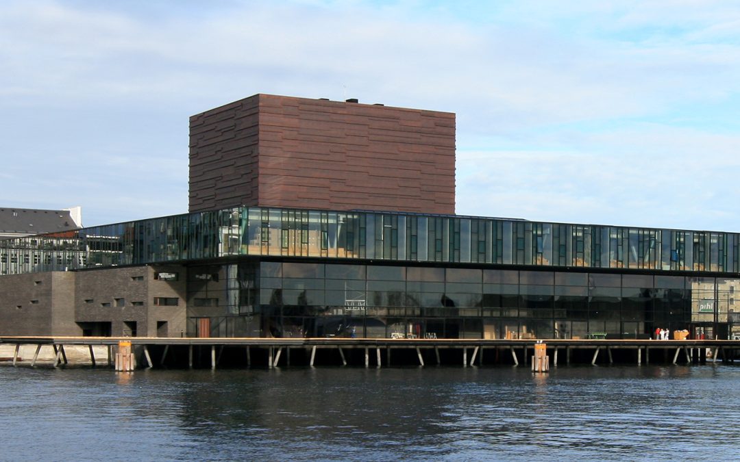 Afbeelding van de buitenkant van het Koninklijk Deens Theatergebouw